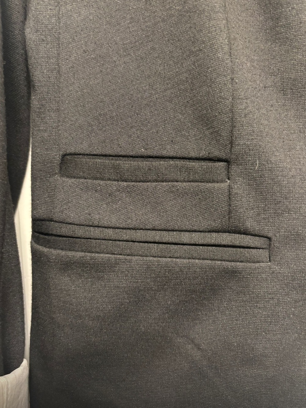 chic Black Single-Button Blazer with Striped Lining - Picture 4 of 5